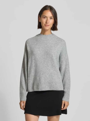 Sweter o kroju relaxed fit z dodatkiem wełny model ‘BOOM’ Vero Moda