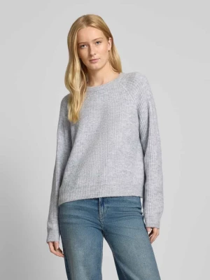 Sweter o kroju relaxed fit z okrągłym dekoltem model ‘OLLA’ Pieces