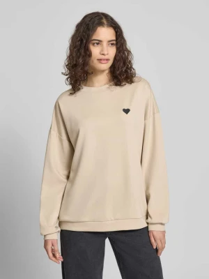 Sweter o kroju relaxed fit z wyhaftowanym sercem Model 'TALIA' Pieces