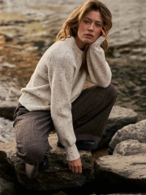 Sweter o prostym fasonie ecru Moodo