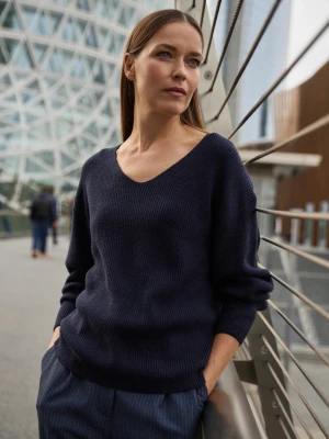 Sweter o prostym fasonie granatowy Moodo