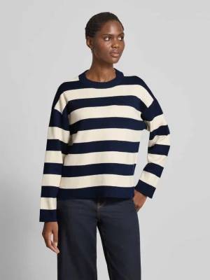 Sweter o pudełkowym kroju z dzianiny z mieszanki wiskozy model ‘SILJE’ Vero Moda
