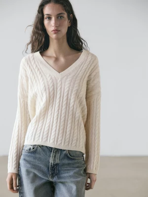 Sweter O Splocie Warkoczowym Z Dekoltem W Serek - Surowy - - Massimo Dutti - Kobieta