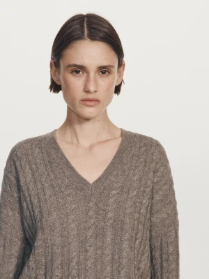 Sweter O Splocie Warkoczowym Z Dekoltem W Serek - Szarobrązowy - - Massimo Dutti - Female