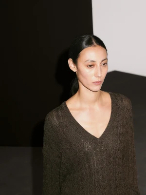 Sweter O Splocie Warkoczowym Z Dekoltem W Serek - Zielonkawy - - Massimo Dutti - Kobieta