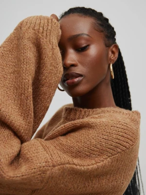 Sweter oversize z bufiastymi rękawami w kolorze CAMEL - RIVERO Marsala