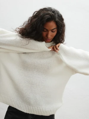 Sweter oversize z bufiastymi rękawami w kolorze ECRU - RIVERO-UNI Marsala