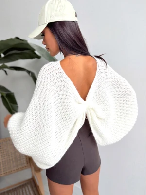 Sweter oversize z marszczonym tyłem KADAR - biały  magmac 