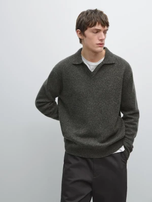 Sweter Polo Z Przetykanej Dzianiny Z Dekoltem W Serek - Zieleń Sosnowa - - Massimo Dutti - Mężczyzna