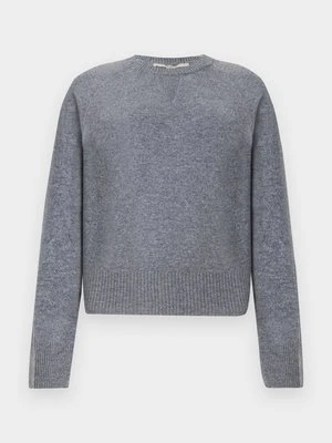 Sweter REMAIN