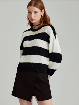 Sweter w biało-czarne paski House