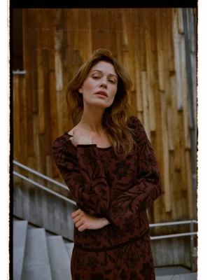 Sweter w roślinny wzór brązowy Moodo