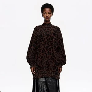 Sweter wysoki kołnierz sztuczne futerko Leopard Big ciemnobrązowa BIMBA Y LOLA