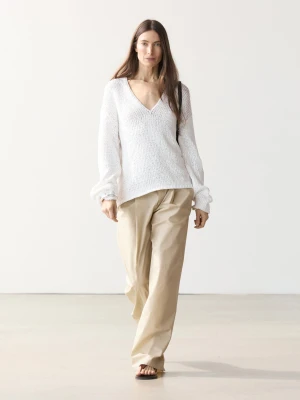 Sweter Z Ażurowej Dzianiny Z Dekoltem W Serek - Śnieżnobiały - - Massimo Dutti - Kobieta