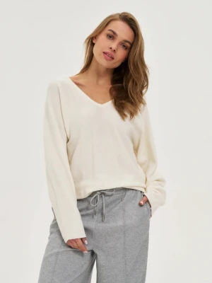 Sweter z dekoltem w serek ecru Moodo