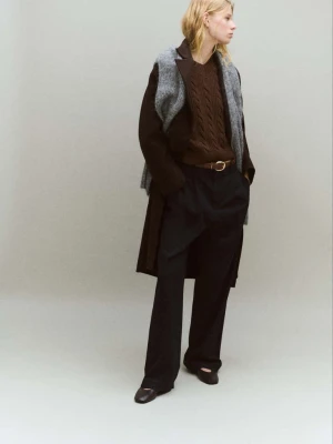 Sweter z dekoltem w serek i warkoczami brązowy - Kobieta - - MANGO