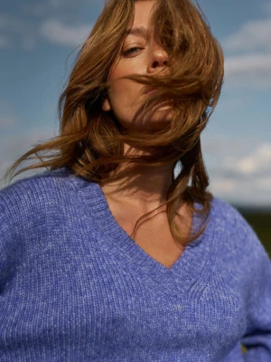 Sweter z dekoltem w serek niebieski Moodo