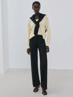 Sweter z dekoltem w serek z kontrastowym obszyciem pastelowy żółty - Kobieta - - MANGO