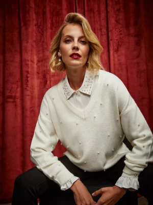 Sweter z dekoltem w serek z koralikami perłowy Moodo