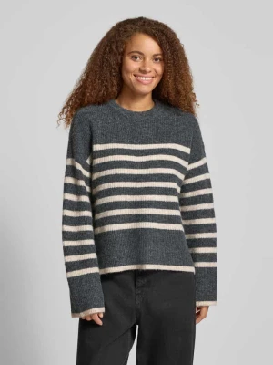 Sweter z dzianiny krój relaxed fit z dodatkiem wełny model „LINE” Pieces