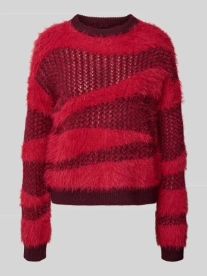 Sweter z dzianiny o kroju regular fit z fakturowanym wzorem model ‘CALLIE’ Vero Moda