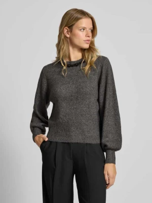 Sweter z dzianiny o kroju regular fit z obszyciem ozdobnymi kamieniami model ‘ELSA’ Only