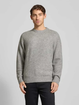 Sweter z dzianiny o kroju regular fit z okrągłym dekoltem MCNEAL