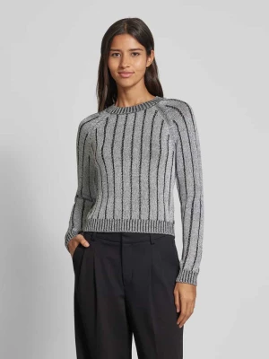 Sweter z dzianiny o kroju regular fit z prążkowaną fakturą i efektowną przędzą model ‘VANJA’ Vero Moda