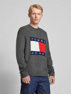 Sweter z dzianiny o kroju regular fit z wyhaftowanym logo Tommy Jeans