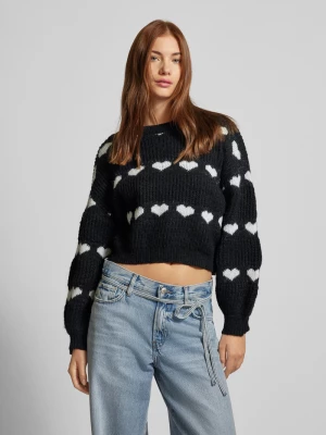 Sweter z dzianiny o kroju regular fit z wzorem dzianinowym w kształcie serca model ‘NOVE’ Pieces