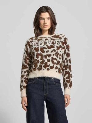 Sweter z dzianiny o kroju regular fit ze wzorem na całej powierzchni model ‘JUNGLE’ Vero Moda