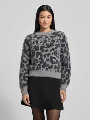 Sweter z dzianiny o kroju regular fit ze wzorem na całej powierzchni model ‘JUNGLE’ Vero Moda