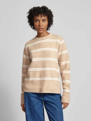 Sweter z dzianiny o kroju regular fit ze wzorem w paski model ‘OLIVIA’ Pieces Écru