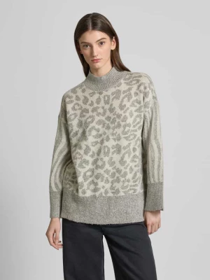 Sweter z dzianiny o kroju regular fit ze zwierzęcym nadrukiem model ‘MARS’ Vero Moda