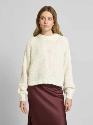 Sweter z dzianiny o kroju relaxed fit z detalem w kontrastowym kolorze model ‘FENG’ Vero Moda