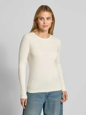 sweter z dzianiny o kroju slim fit ze ściegiem warkoczowym Christian Berg Złamany biały