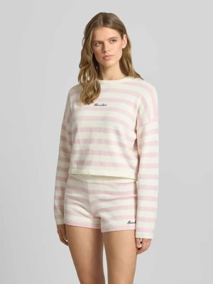 Sweter z dzianiny o pudełkowym kroju z wzorem w paski i wyhaftowanym logo Guess Jeans