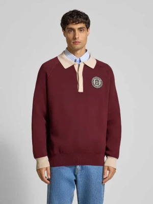 Sweter z dzianiny z detalem z logo PROHIBITED Bordowy