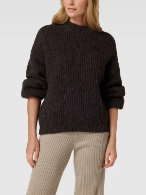 Sweter z dzianiny z efektem prążkowania model ‘RAMEA’ drykorn