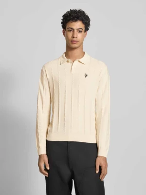 Sweter z dzianiny z fakturowanym wzorem i kołnierzykiem polo REVIEW