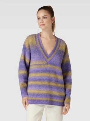 Sweter z dzianiny z głębokim dekoltem w serek model ‘colourflow’ Tom Tailor Denim