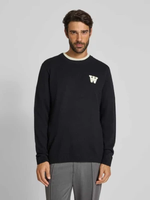 Sweter z dzianiny z haftem i okrągłym dekoltem model ‘Tay’ Wood Wood