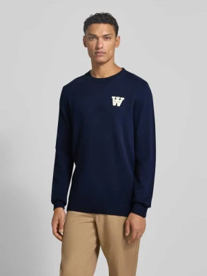 Sweter z dzianiny z haftem i okrągłym dekoltem model ‘Tay’ Wood Wood