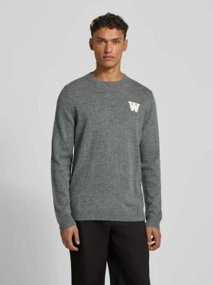 Sweter z dzianiny z haftem i okrągłym dekoltem model ‘Tay’ Wood Wood
