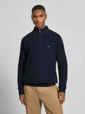 Sweter z dzianiny z kołnierzem zapinanym i wyhaftowanym logo FYNCH-HATTON
