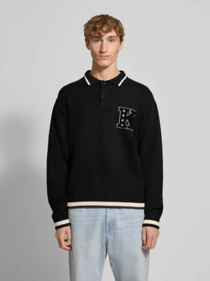 Sweter z dzianiny z kołnierzykiem polo i haftem Karl Kani
