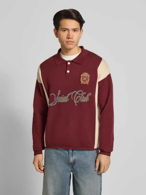 Sweter z dzianiny z kołnierzykiem polo i naszywką z logo PROHIBITED