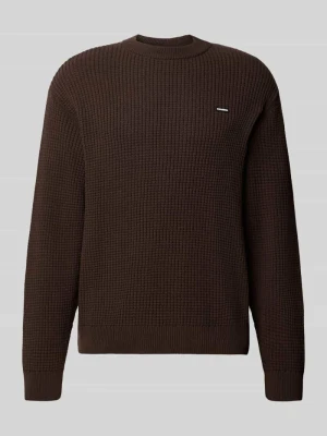Sweter z dzianiny z mieszanki bawełny z naszywką z logo w kroju regular fit REVIEW Ciemnobrązowy