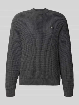 Sweter z dzianiny z mieszanki bawełny z naszywką z logo w kroju regular fit REVIEW Ciemnoszary