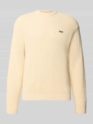 Sweter z dzianiny z mieszanki bawełny z naszywką z logo w kroju regular fit REVIEW Écru